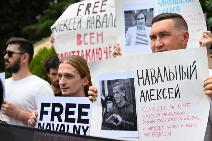 Krievijā aizturēti desmitiem piketētāju, kas pauduši atbalstu Navaļnijam viņa dzimšanas dienā