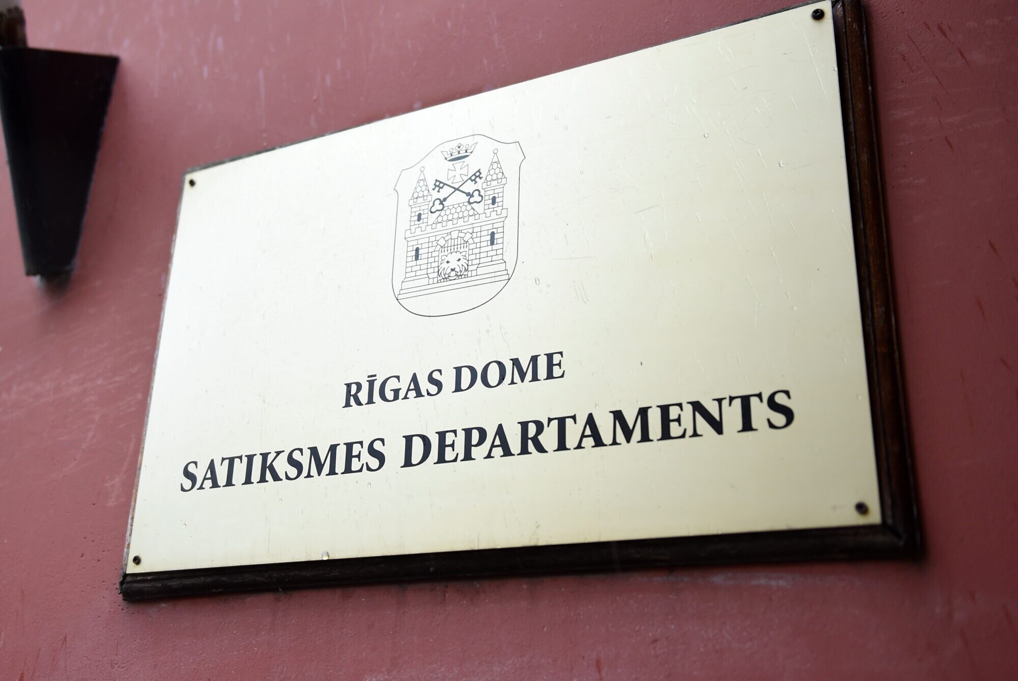 Uz pārbaudes laiku no amata varētu tikt atstādinātas divas Rīgas domes Satiksmes departamenta amatpersonas