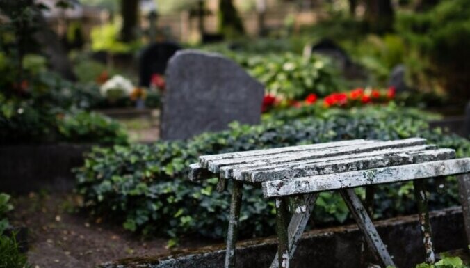 Maijā reģistrēts teju divas reizes vairāk mirušo nekā jaundzimušo