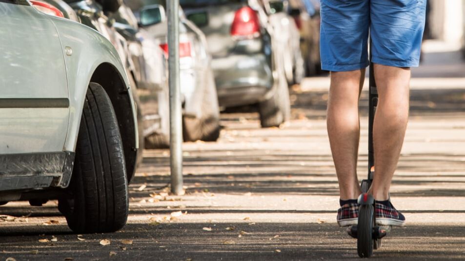 CSDD: Vairums nakts stundās cietušo elektrisko skrejriteņu vadītāju ir alkohola reibumā