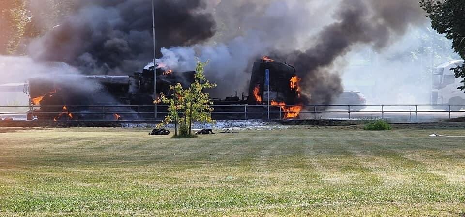 Salaspilī aizdegoties sabiedroto degvielas vedējam, bloķēta satiksme uz Daugavpils šosejas