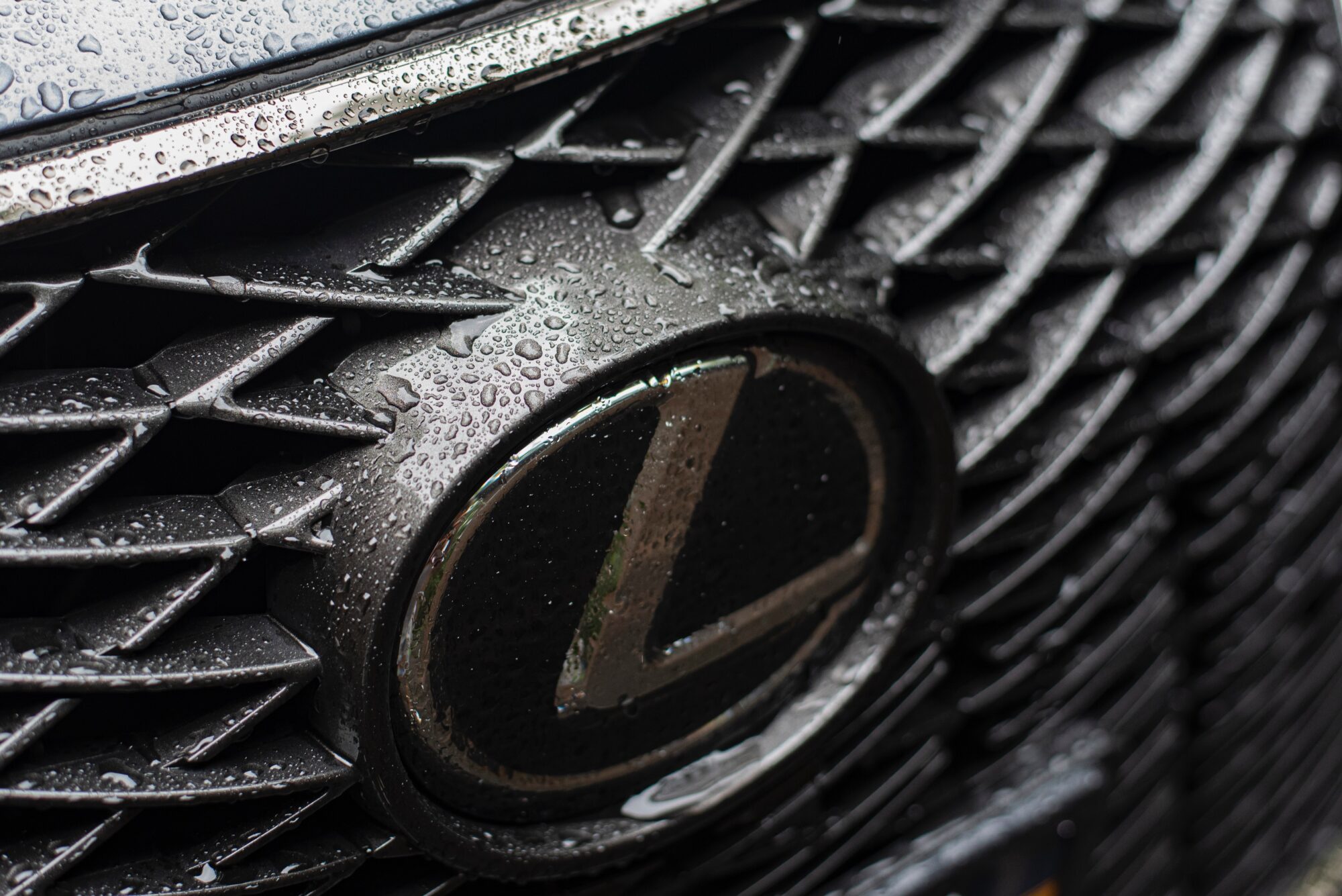 “Lexus” trilleris ar pakaļdzīšanos Priekulē par dārgu cenu