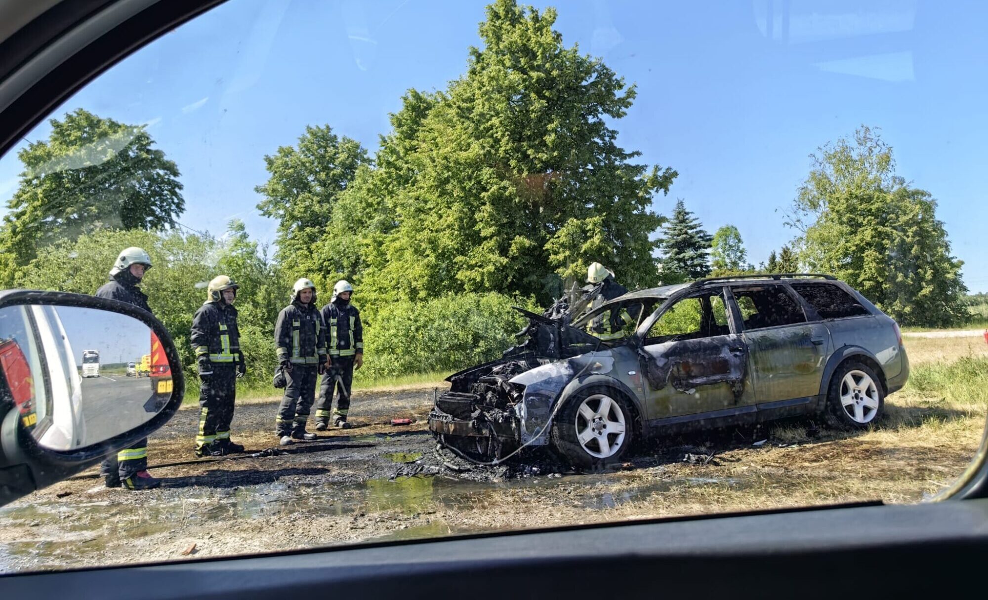 Nodeg sausā zāle un automašīna piedevām