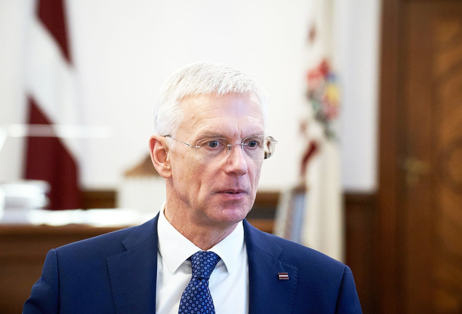 Pēc kriminālprocesa ierosināšanas Kariņam jāatkāpjas no amata