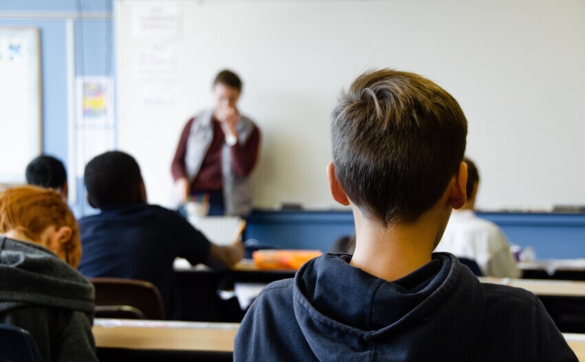 Raidījums: Skolas vēršas Saeimas komisijā pēc palīdzības cīņā ar agresīviem skolēniem