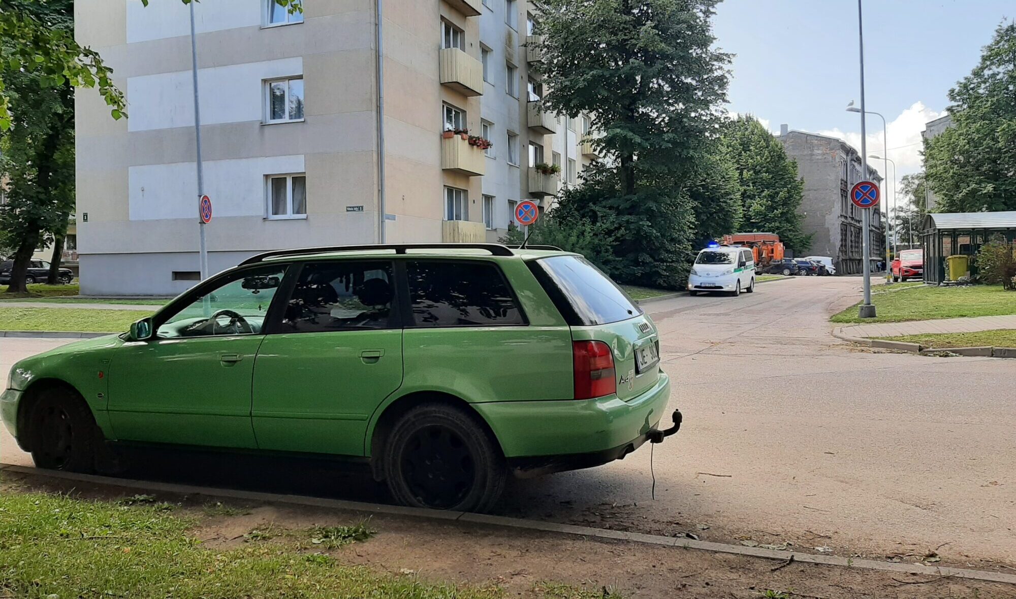 Autovadītāju lamatas Vītolu ielā. Nelieciet mašīnu T veida krustojumā!