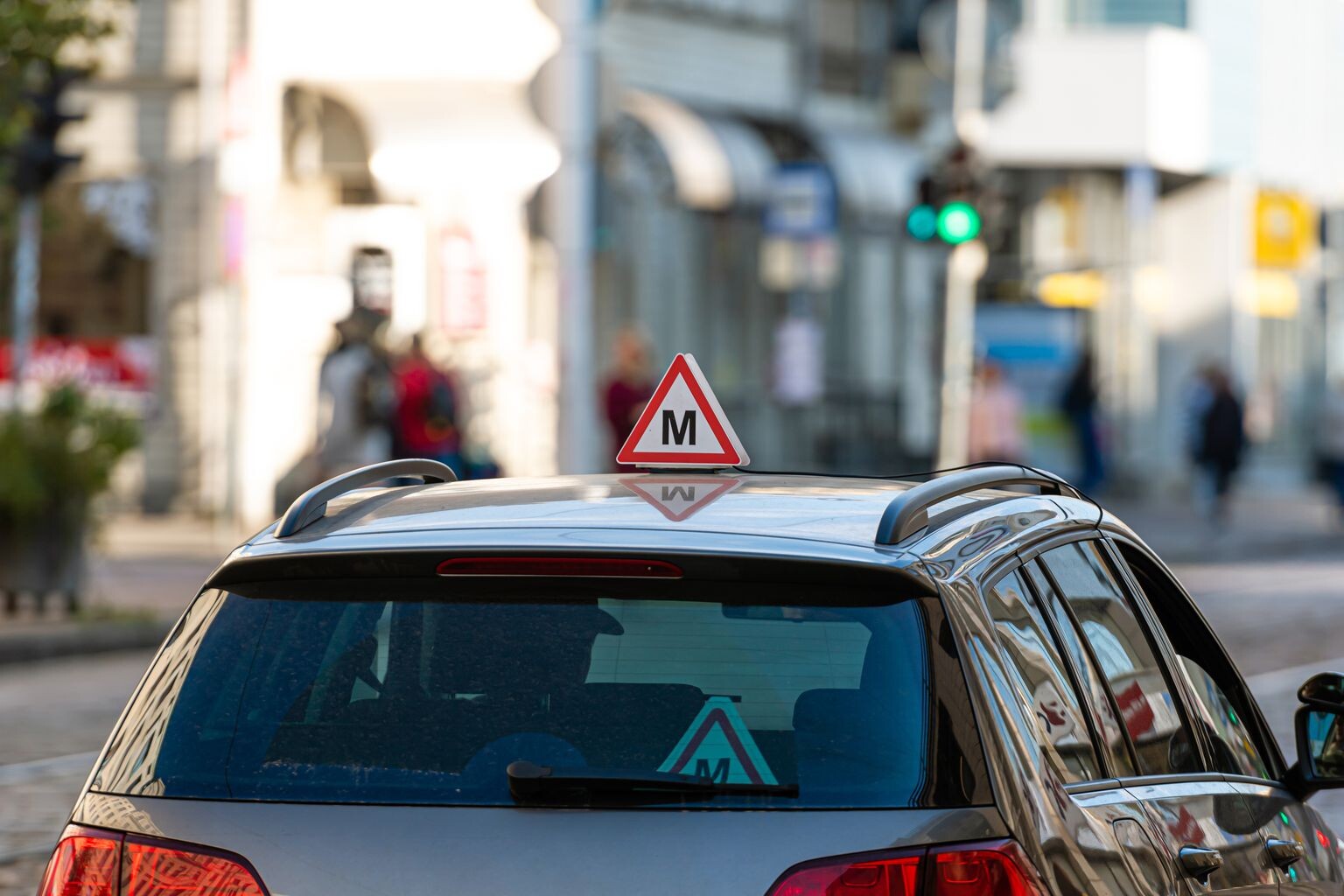 Apmāca vadīt auto, bet kursants sataisa ziepes veikala stāvlaukumā