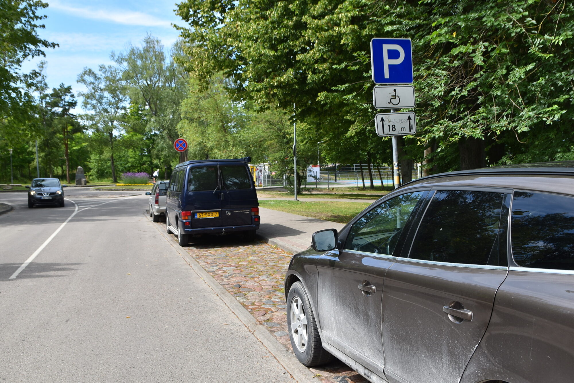 Simtiem “plāksteru” mēnesī. Auto atstāj uz ietves un pat autobusu pieturā