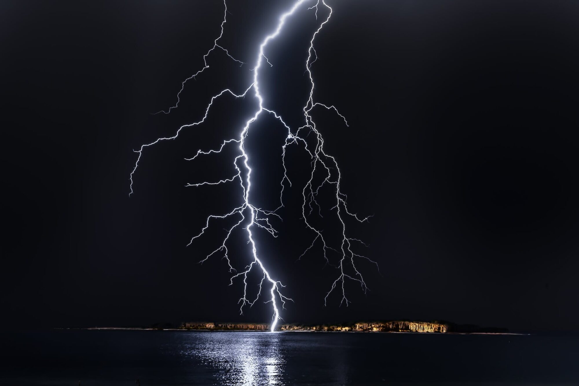 Cik bīstams ir zibens elektroiekārtām?