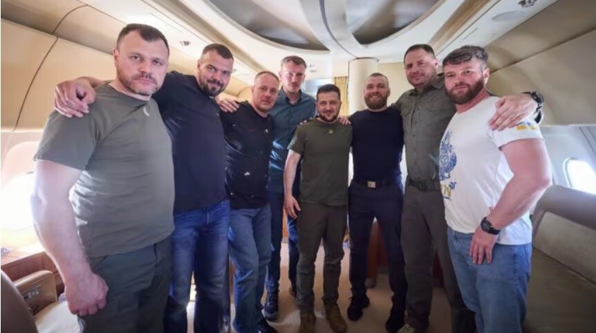 Zelenskis no Turcijas atgriezies kopā ar pieciem no Krievijas gūsta atbrīvotajiem “Azov” komandieriem