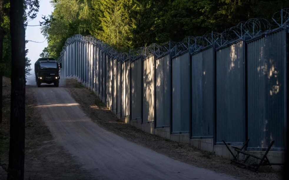 Polija nosūta 1000 karavīru un 200 tehnikas vienību uz robežu ar Baltkrieviju