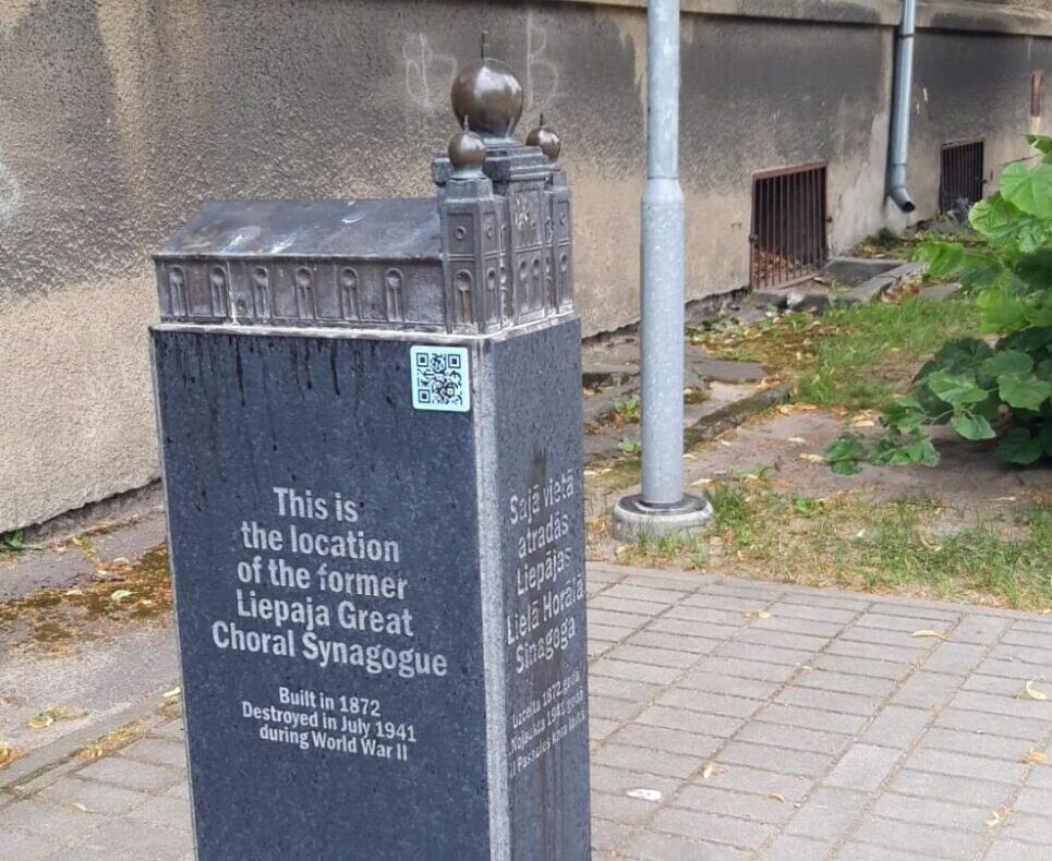 Mēģinās nožogot sinagogas piemiņas zīmi, lai suņi netiek apčurāt