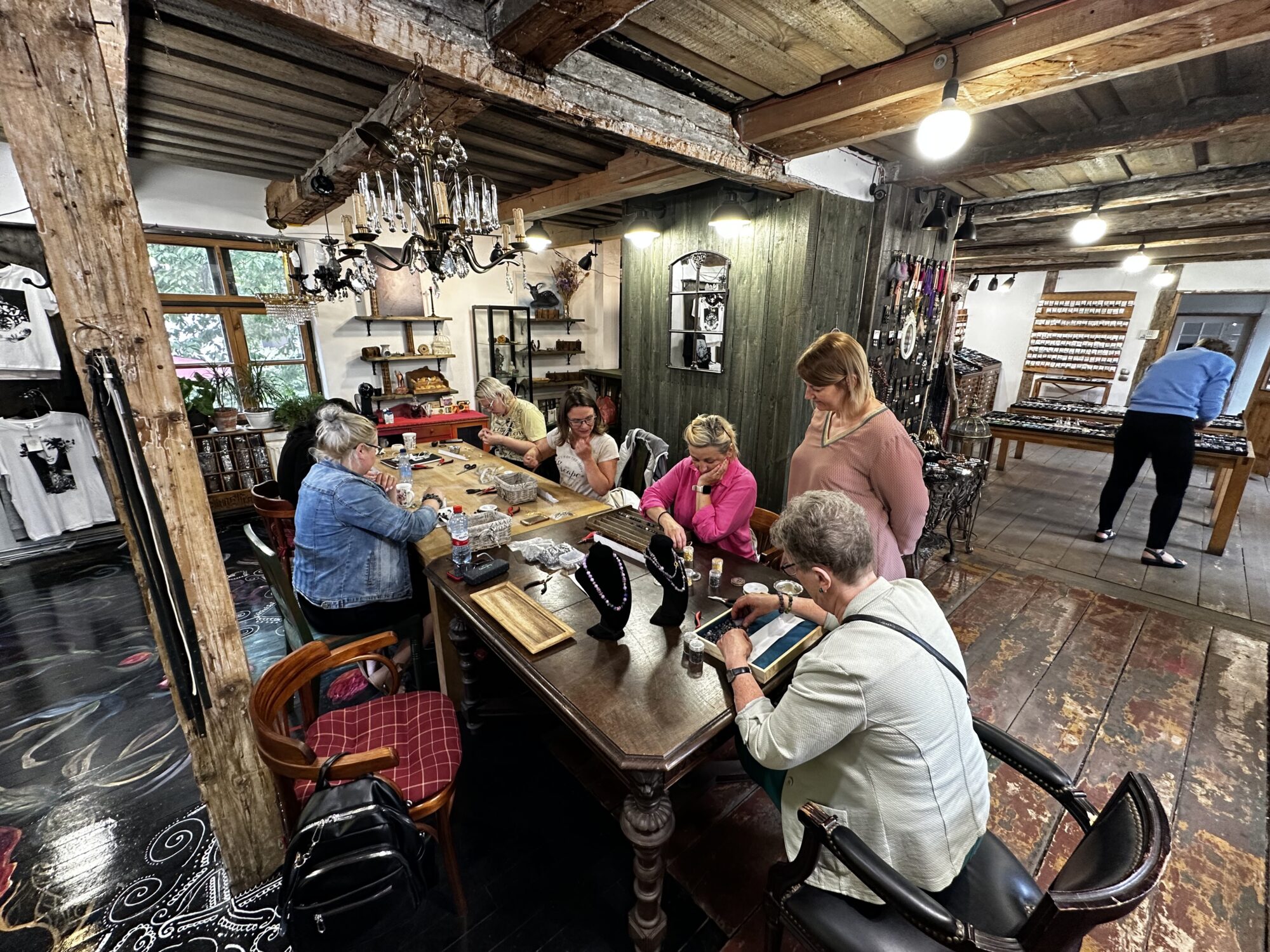 Salons “Mākslas Lāde” jūlijā aicina uz rotu radīšanas meistarklasēm