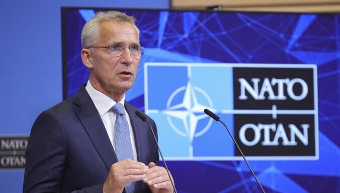 Stoltenbergs: ASV turpinās apbruņot Ukrainu