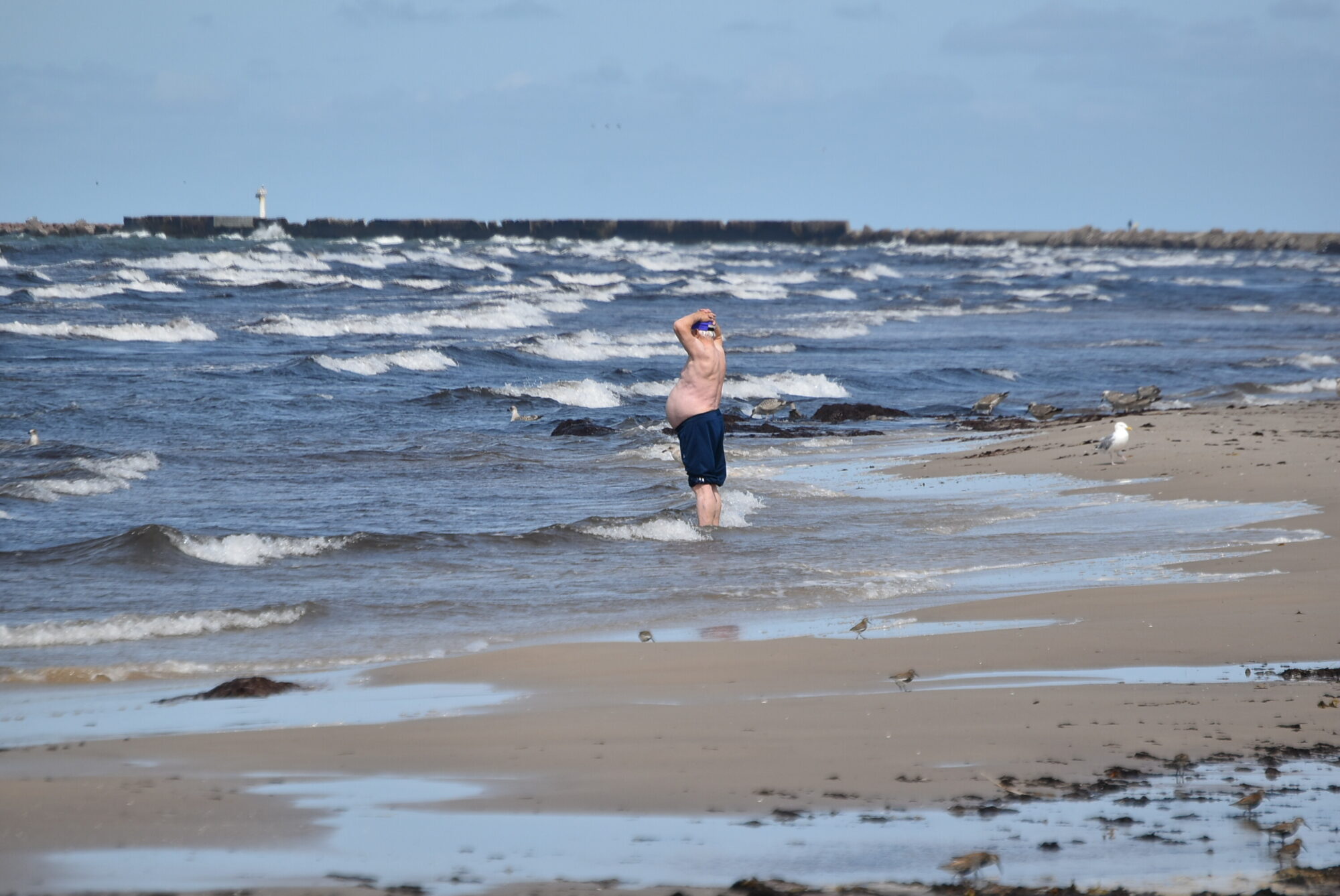 Ūdens temperatūra peldvietās svārstās ap 20 grādiem