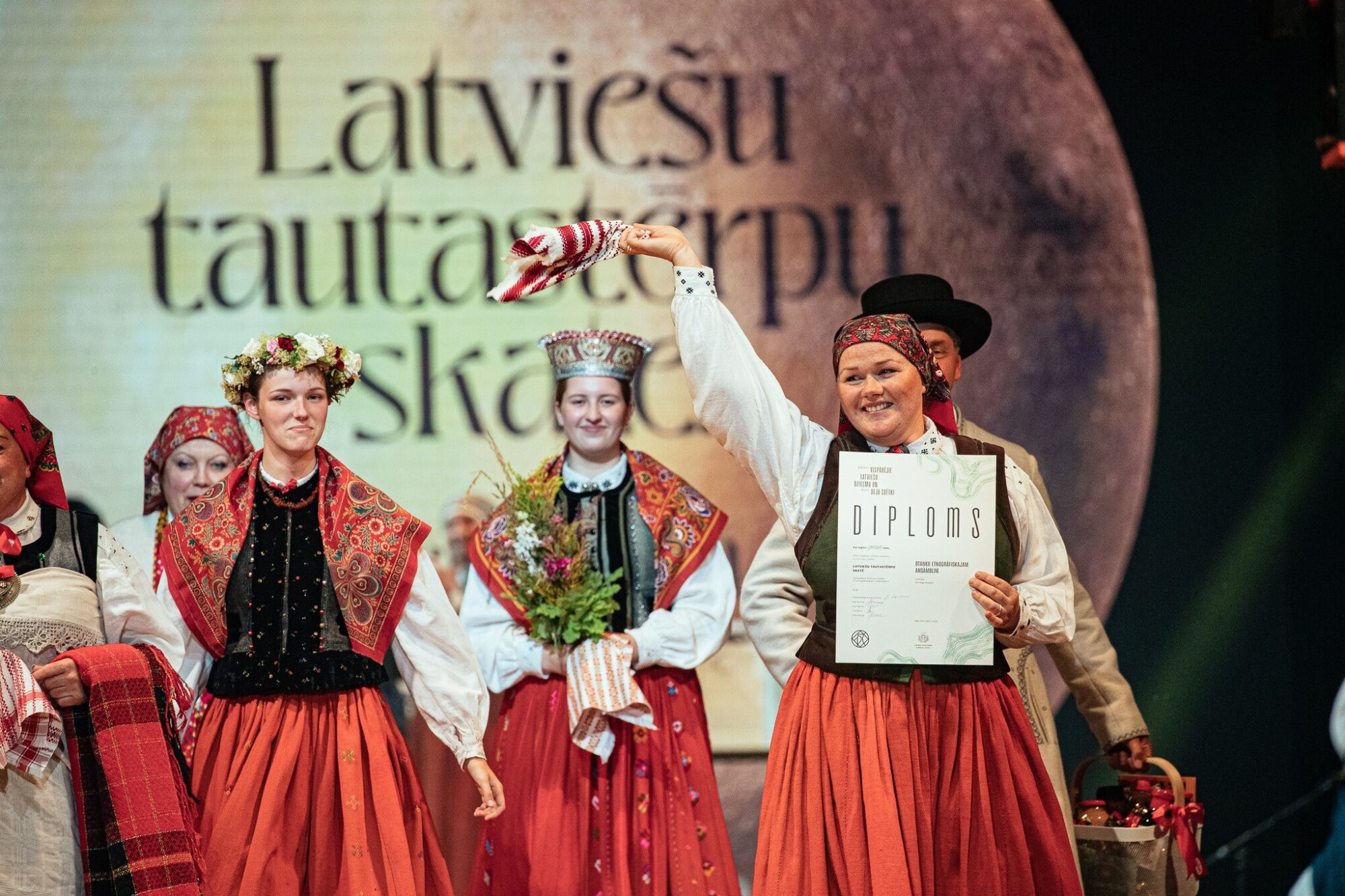 Dienvidkurzemnieki izpelnījušies atzinību tautastērpu skatē