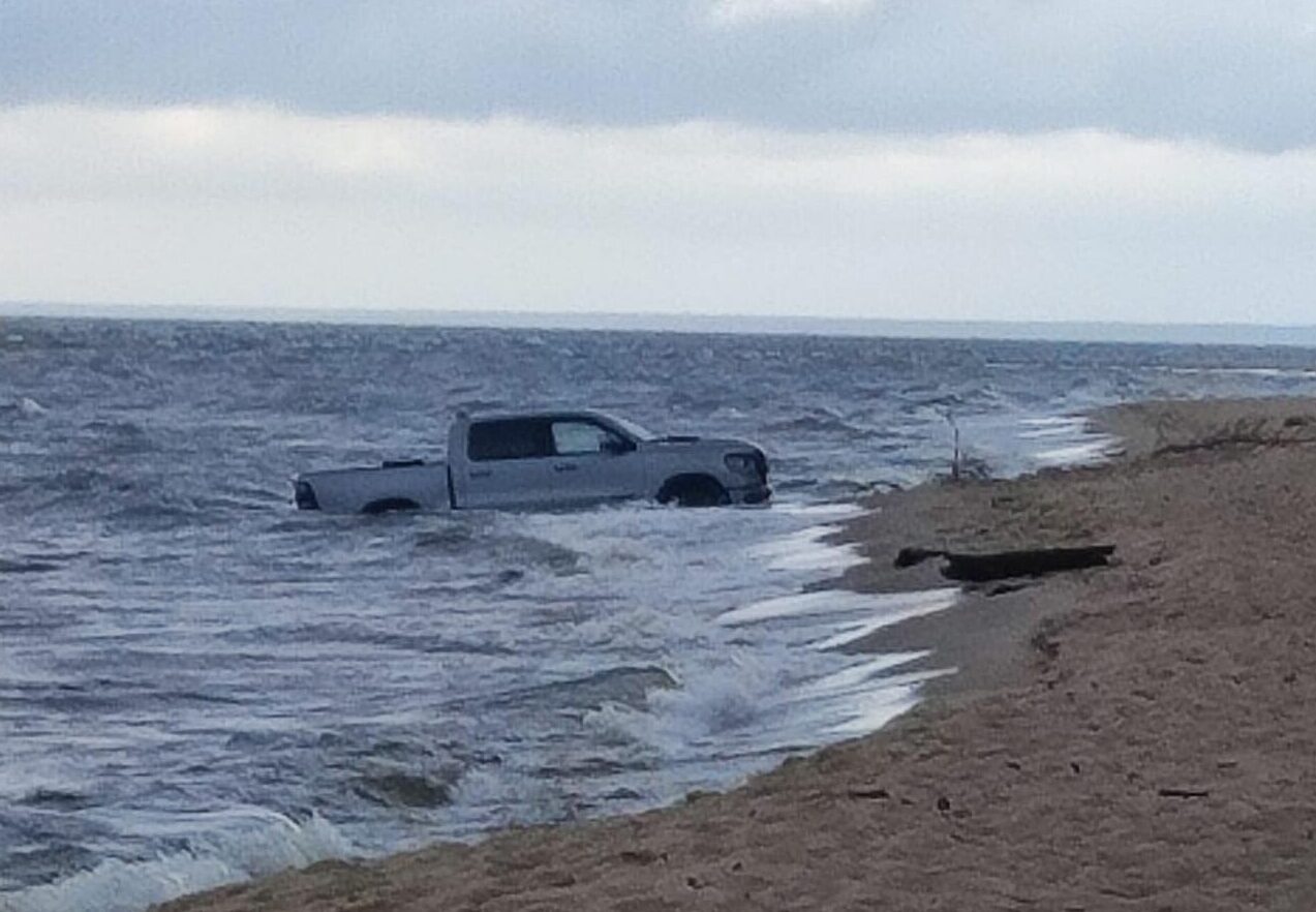 Carnikavā jūrā atrasta apvidus automašīna ar Baltkrievijas numurzīmēm