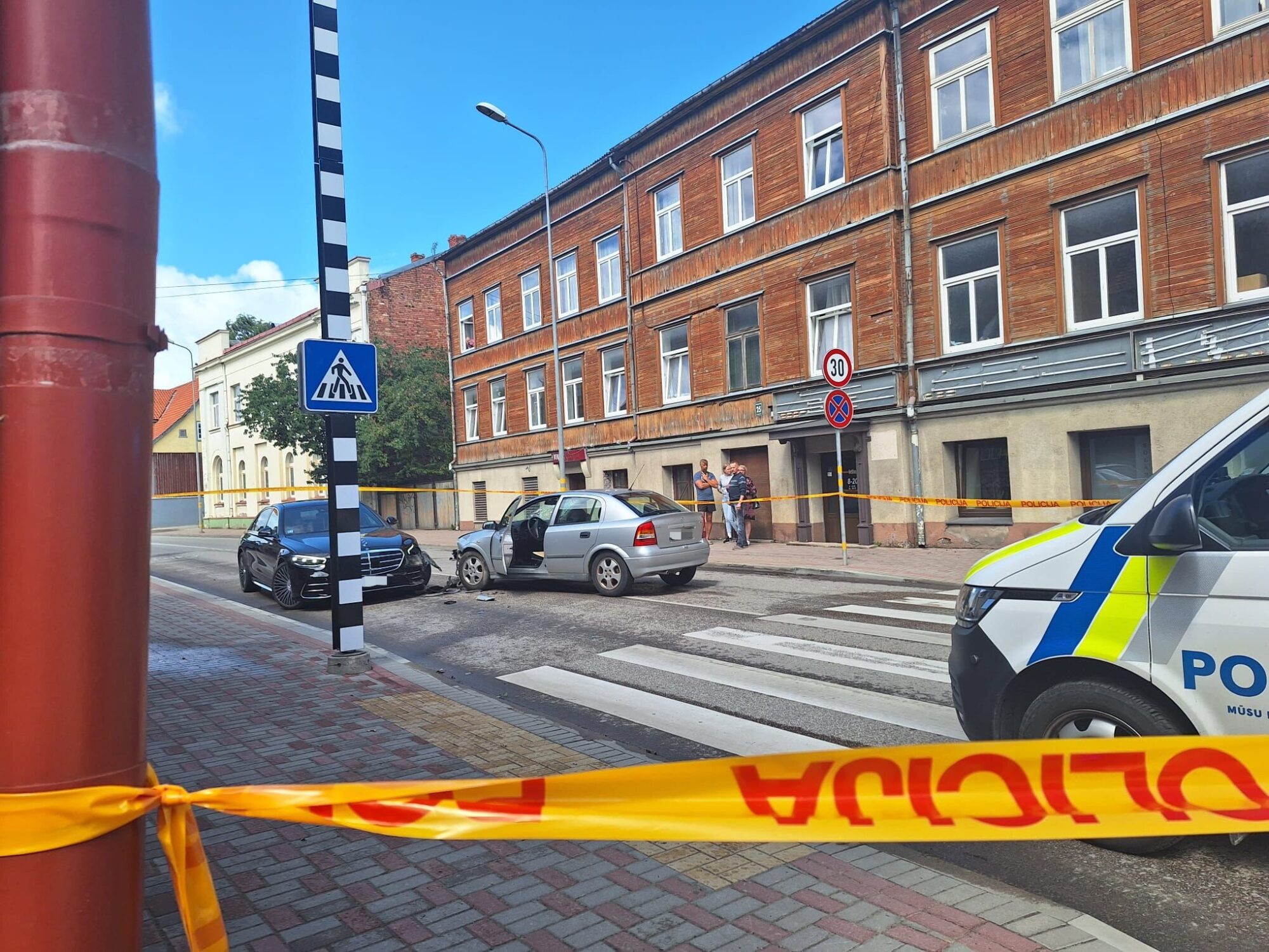 Papildināts – Notriec gājēju uz pārejas pie Hoijeres viesu nama un uzbrauc mersedesam