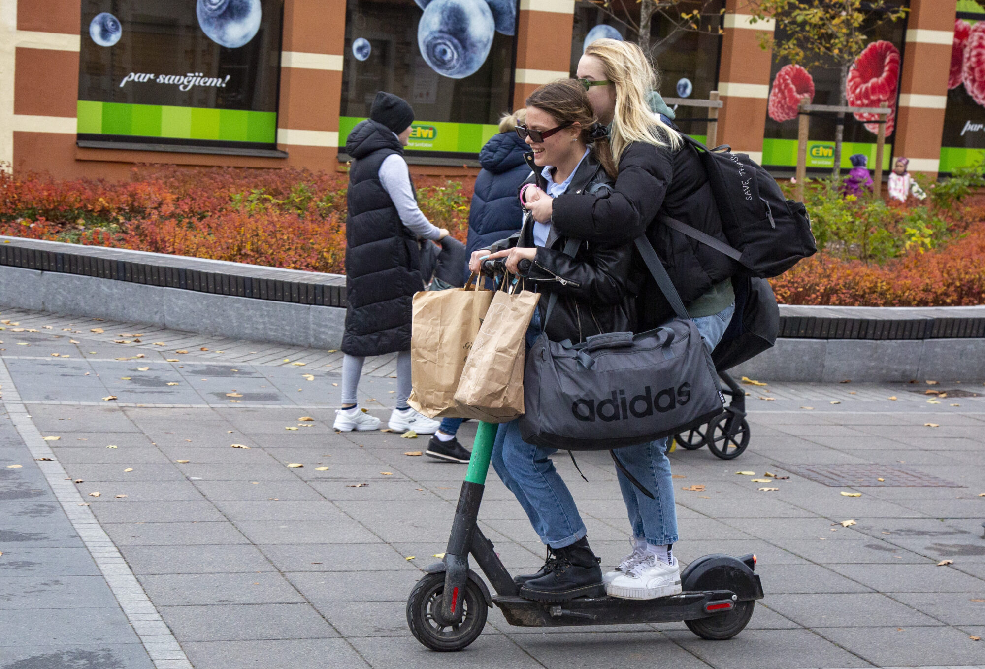 Grozīs Ceļu satiksmes noteikumus, lai paaugstinātu drošības prasības gājējiem, velosipēdistiem un elektroskrejriteņu vadītājiem