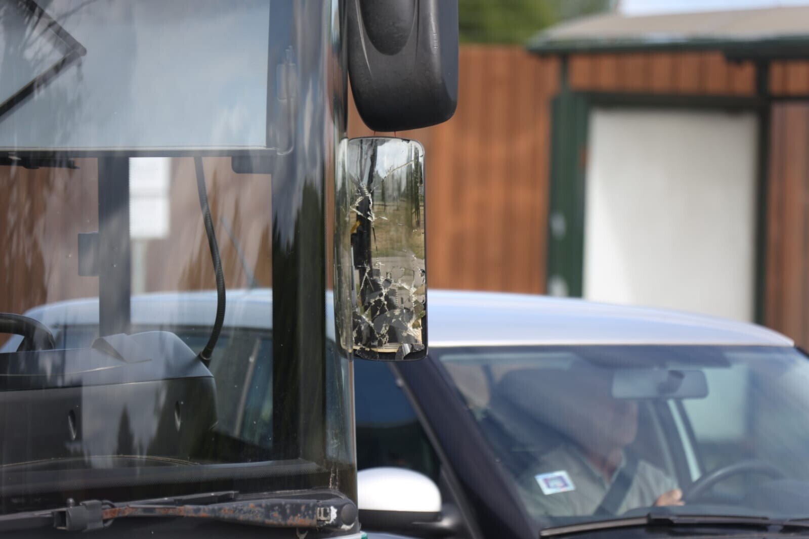Foto: “Volvo” kravinieks Pulvera ielā aizķer autobusu