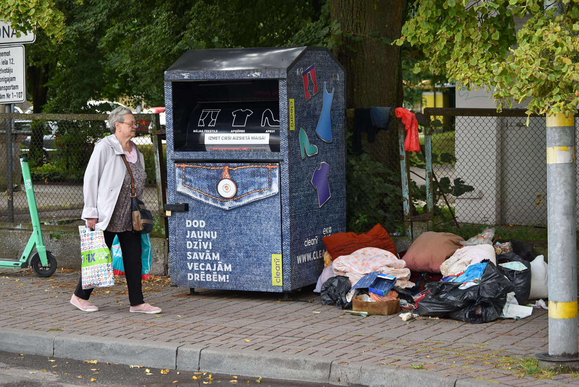 Tekstila konteineram blakus jau vēl viens
