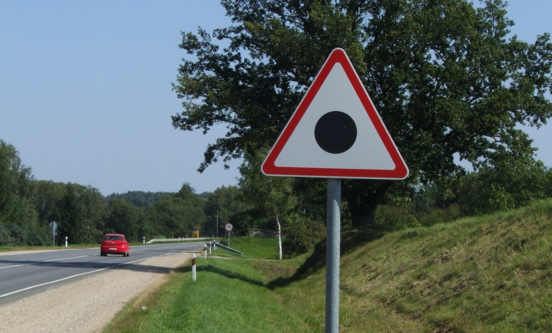 “Avis”: Latvijā vajadzētu apsvērt ceļa zīmes “Melnais punkts” ieviešanu