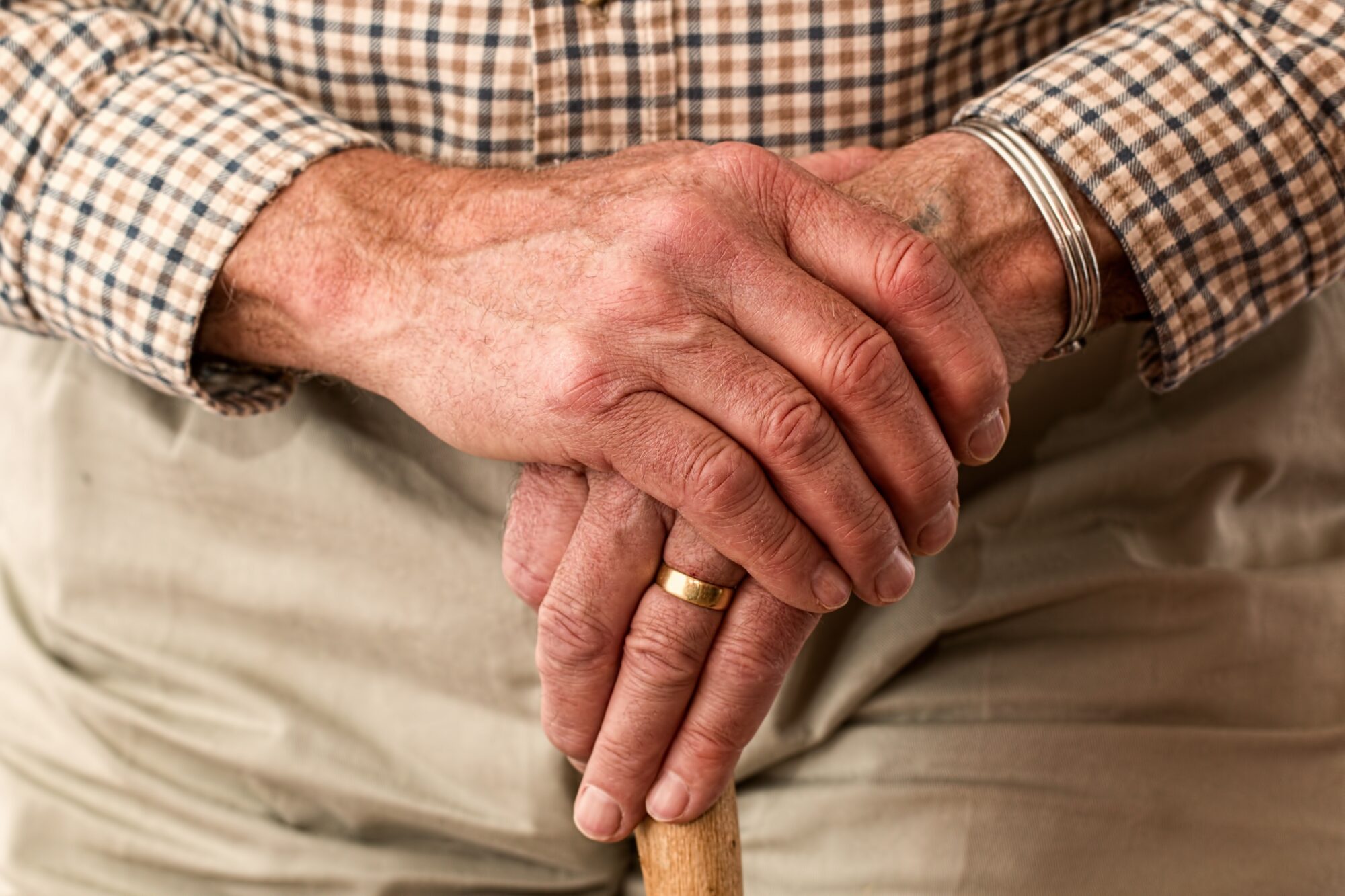 Ārsti iesaka pievērst uzmanību šīm trīs senioru veselības pazīmēm