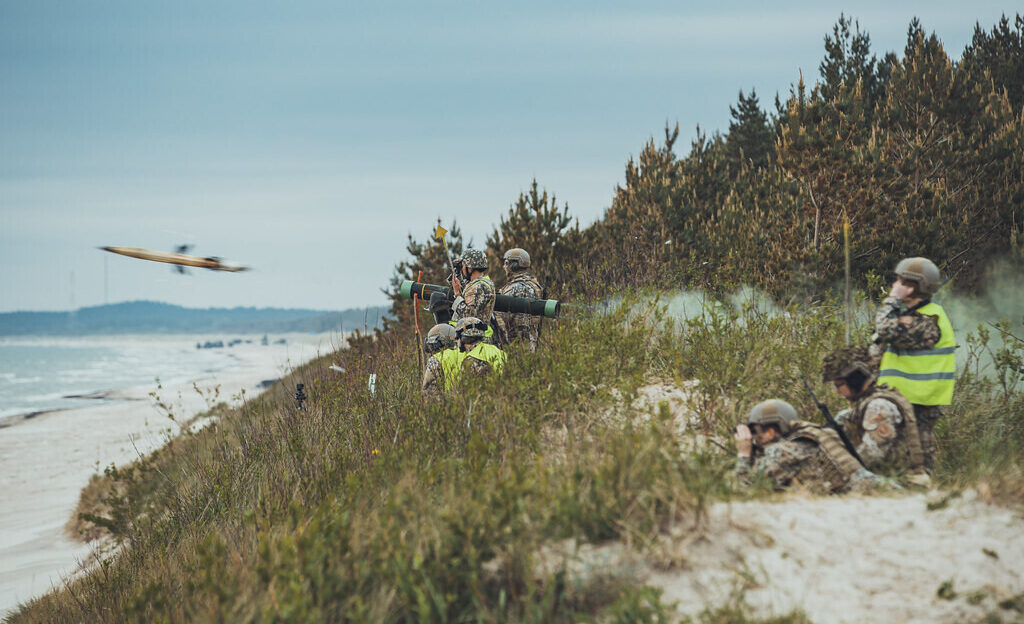 Militārajās mācībās Dienvidkurzemes novadā pilnveidos iemaņas kaujas šaušanā pa virsūdens mērķiem