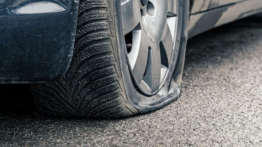 Jūrmalciemā lietuviešu atpūtnieku auto riepām nolaiž gaisu