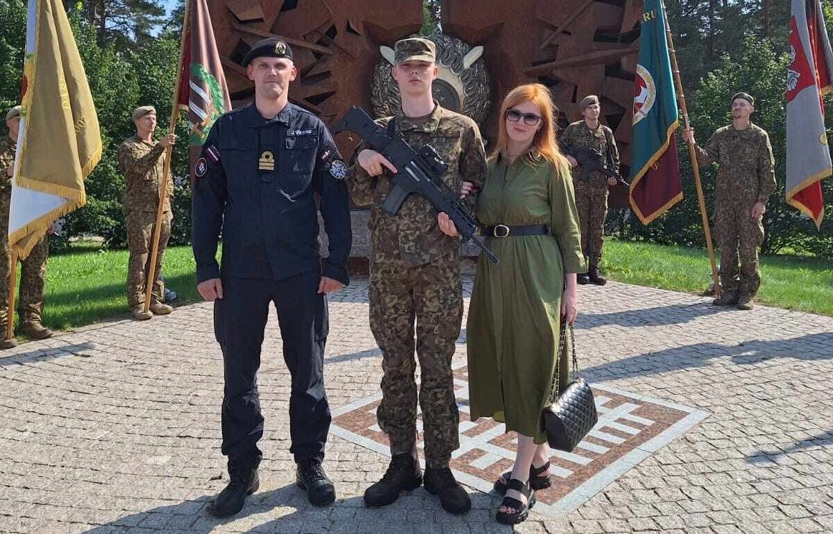 Stalta stāja un pavisam cits puika. Brīvprātīgais Markuss Vīksne devis karavīra zvērestu