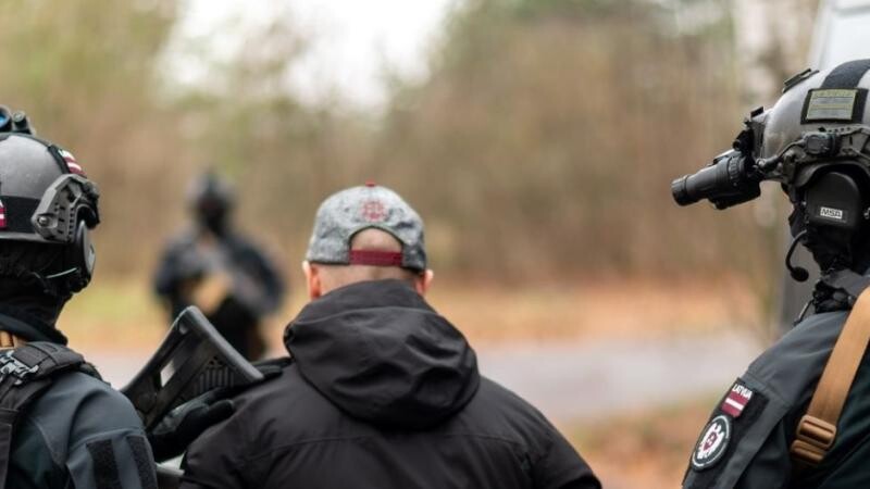 “Baltijas antifašistus” atbalstošu taksistu aiztur aizdomās par spiegošanu Krievijas labā