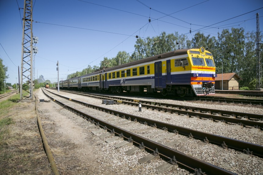 Rīgā vilciens uzbraucis cilvēkam