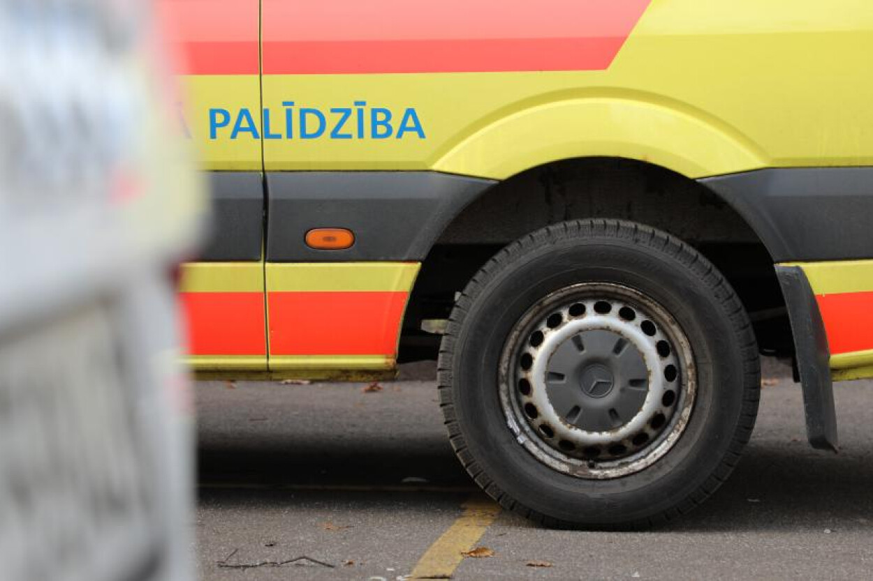 Uztriecas “smagajam” auto Aizputē, divi cilvēki slimnīcā