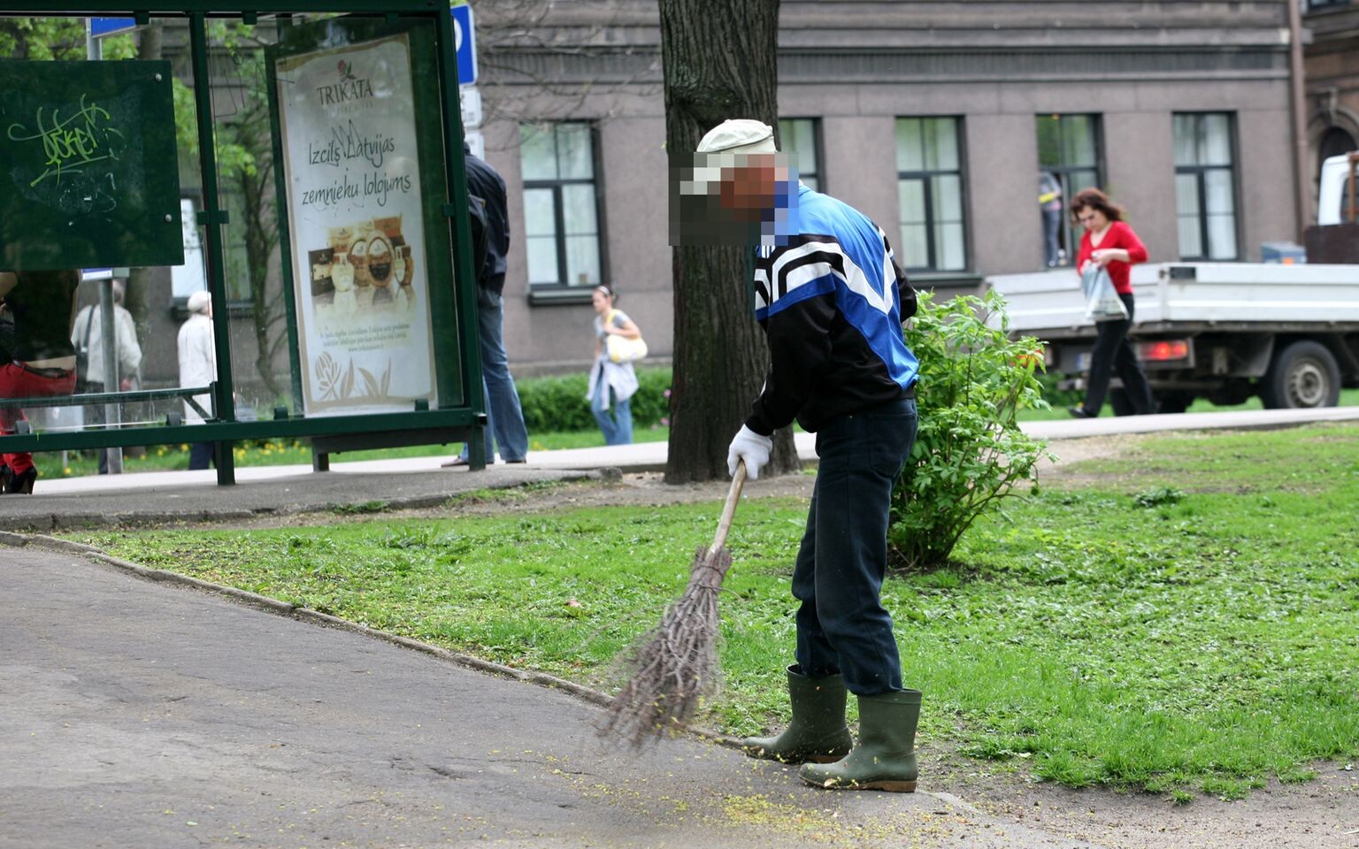 Piemēro sabiedriskos darbus vīrietim, kurš izmantojis mirušā vectēva profilu kredītu izkrāpšanai