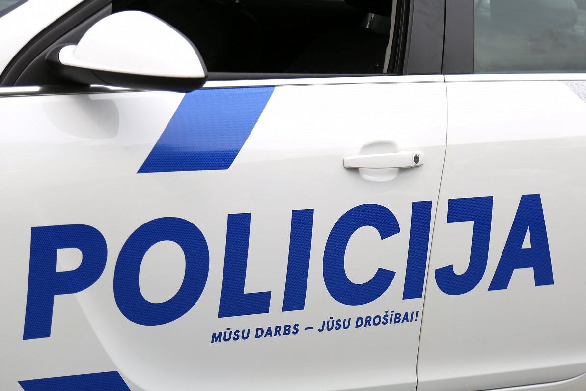 Sēņotāja karstā laikā automašīnā atstāj bērnu