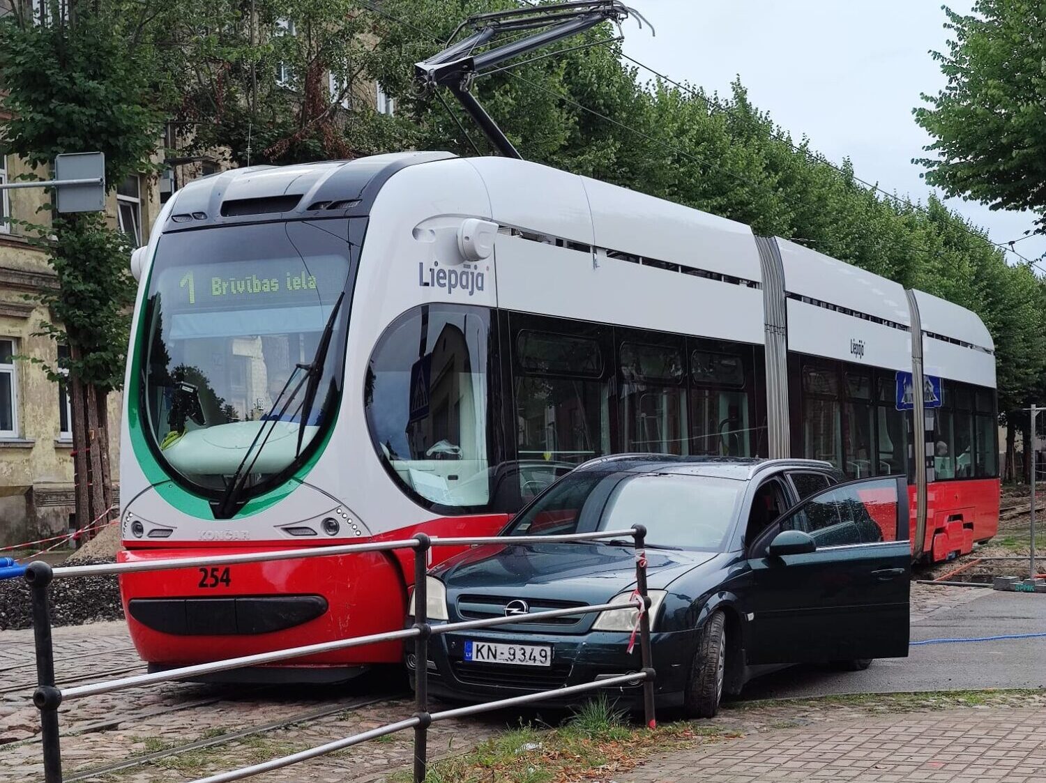 Foto: Pēc satiksmes negadījuma atjaunota tramvaju kustība