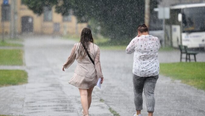 Brīdina par stiprām lietusgāzēm naktī Kurzemē