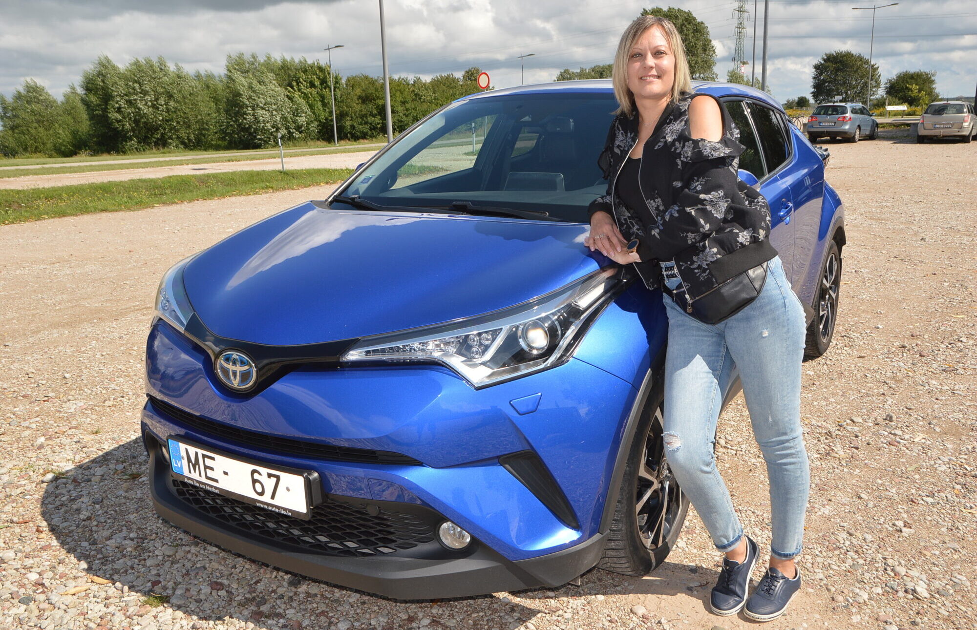 Spožā brīvības sajūta. Evijas Pāpes zilais “hibrīdiņš” – komfortabla un ekonomiska automašīna