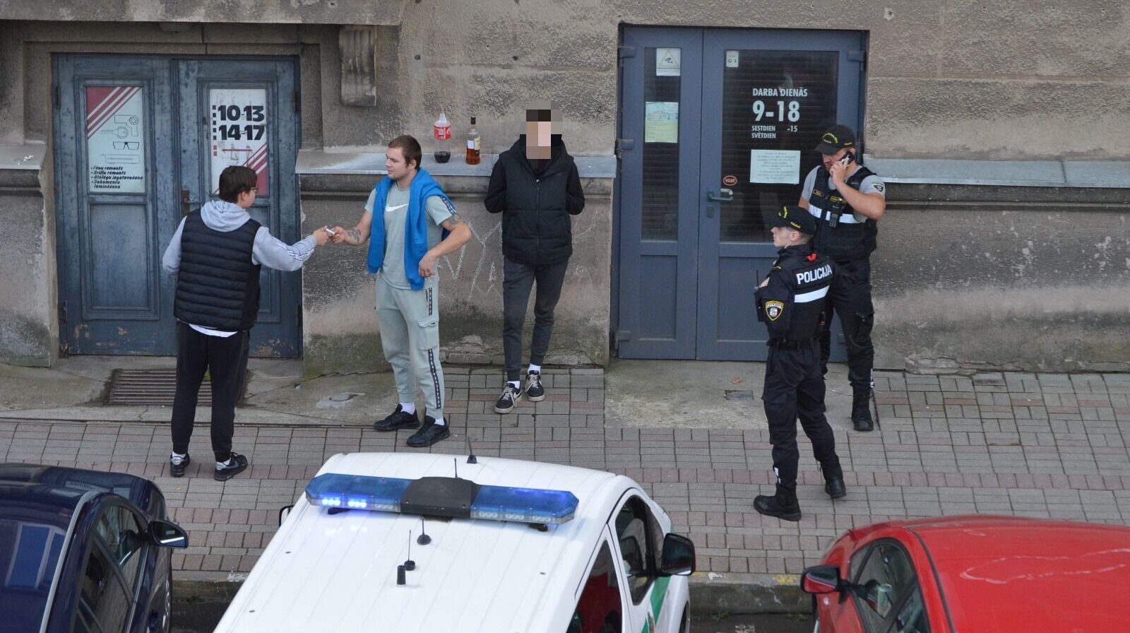 Trīs sprukstiņi ar pusizdzertu pudeli Liepājas centrā. Vecāki savāc savu atvasi