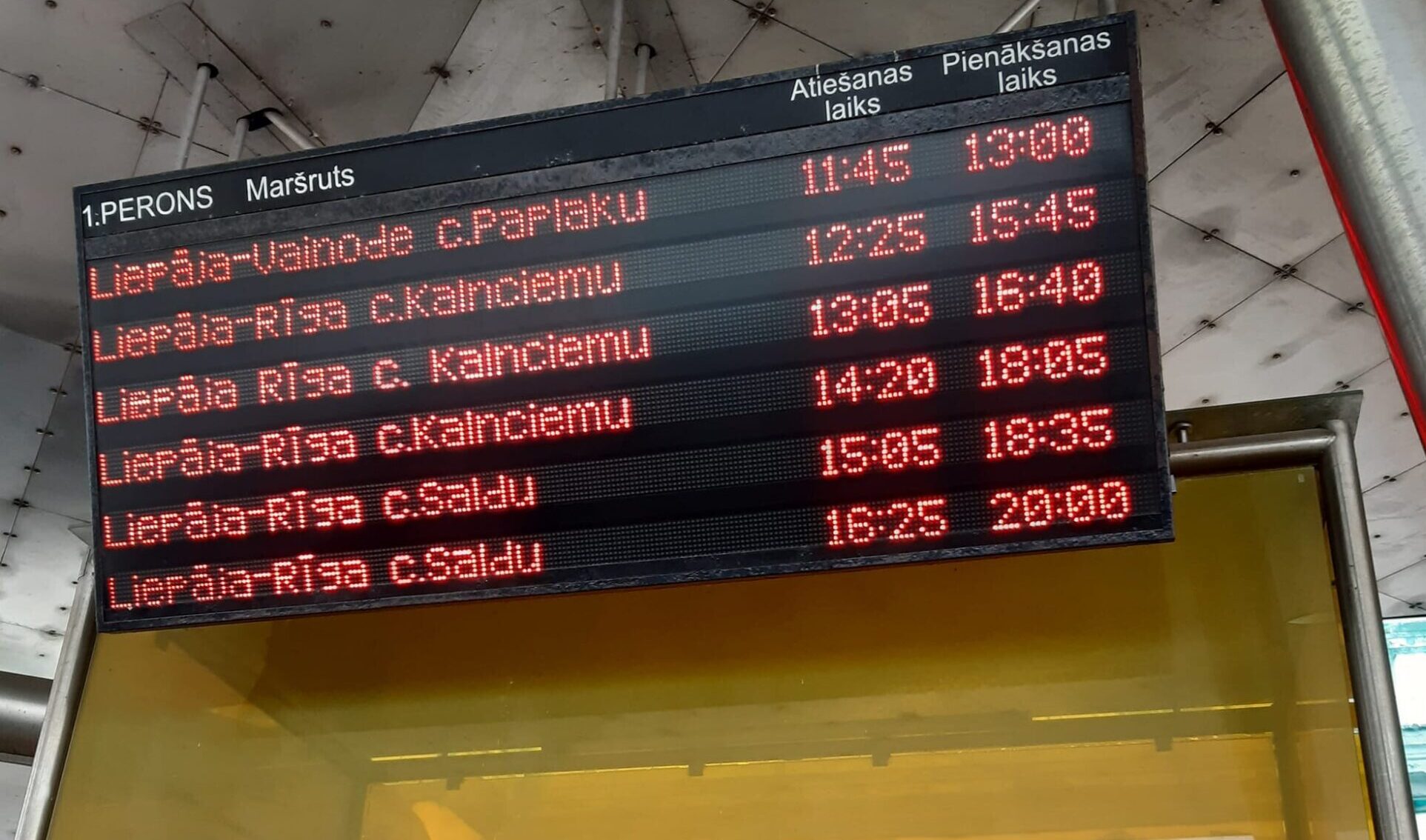 Sola salabot saplīsušo autoostas tablo