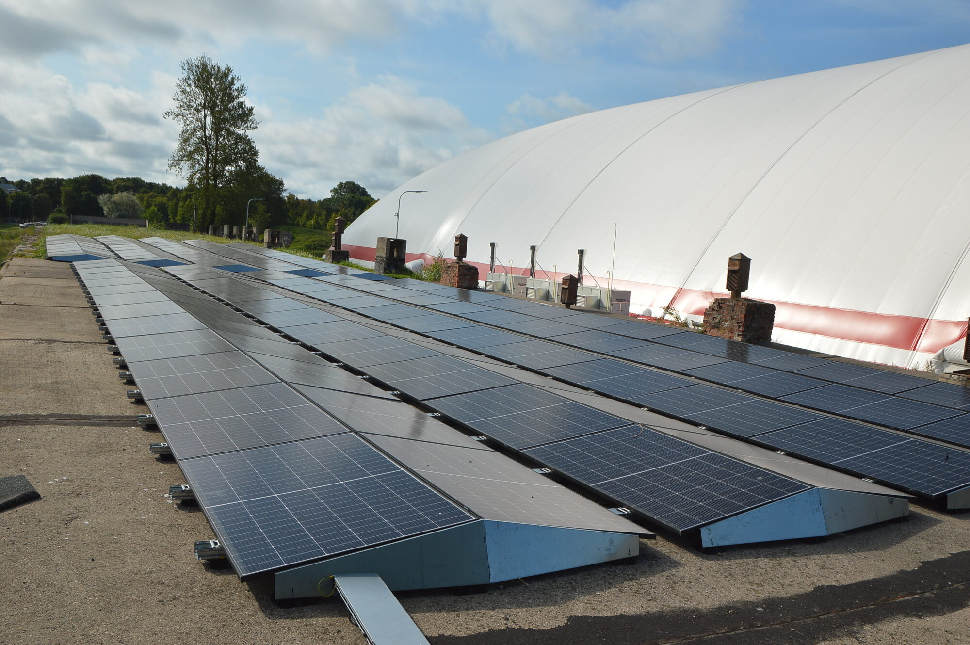 Piepūšamajai hallei elektrību ražos saule
