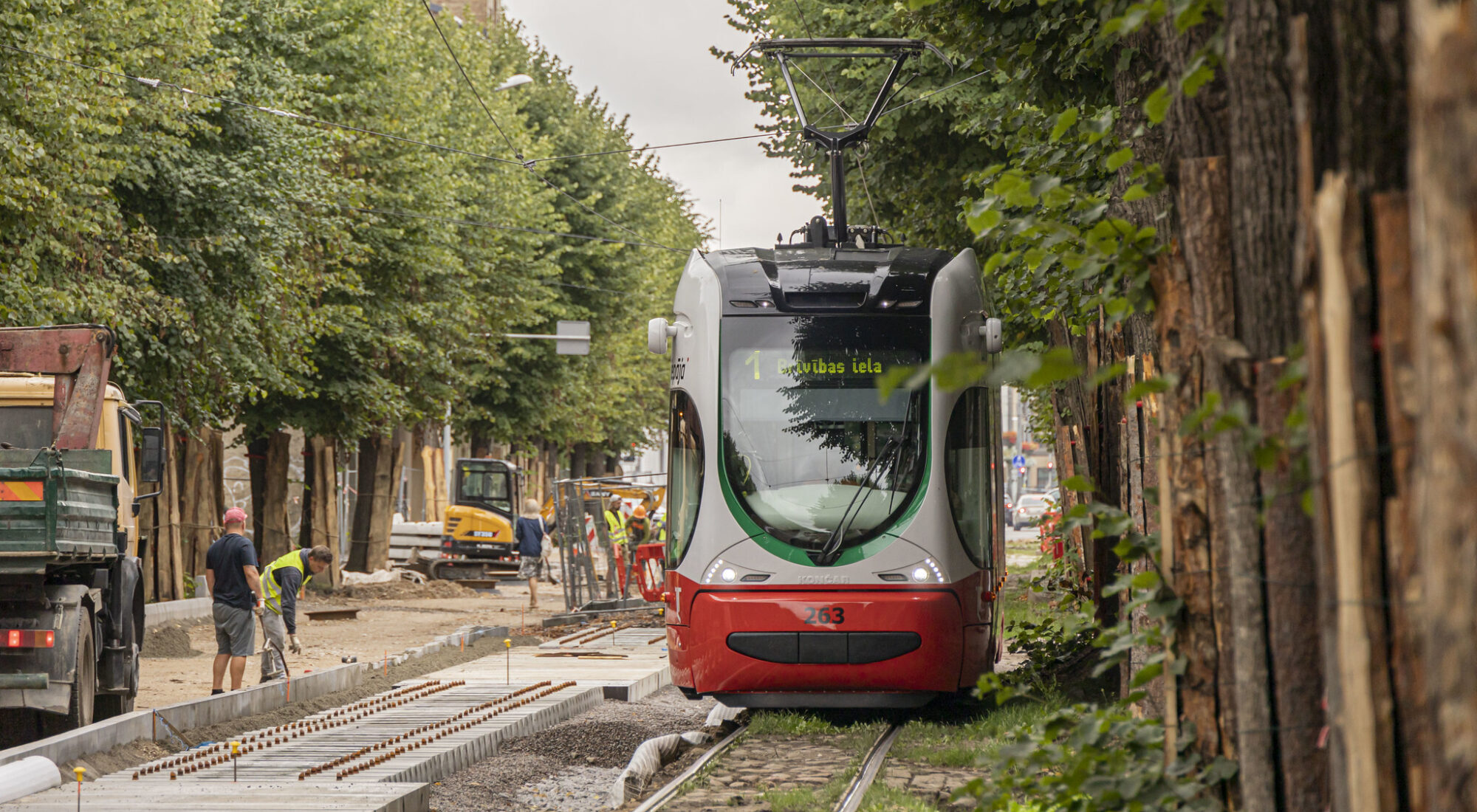 Tramvajs trīs dienas nekursēs, pasažieri aicināti izmantot autobusus