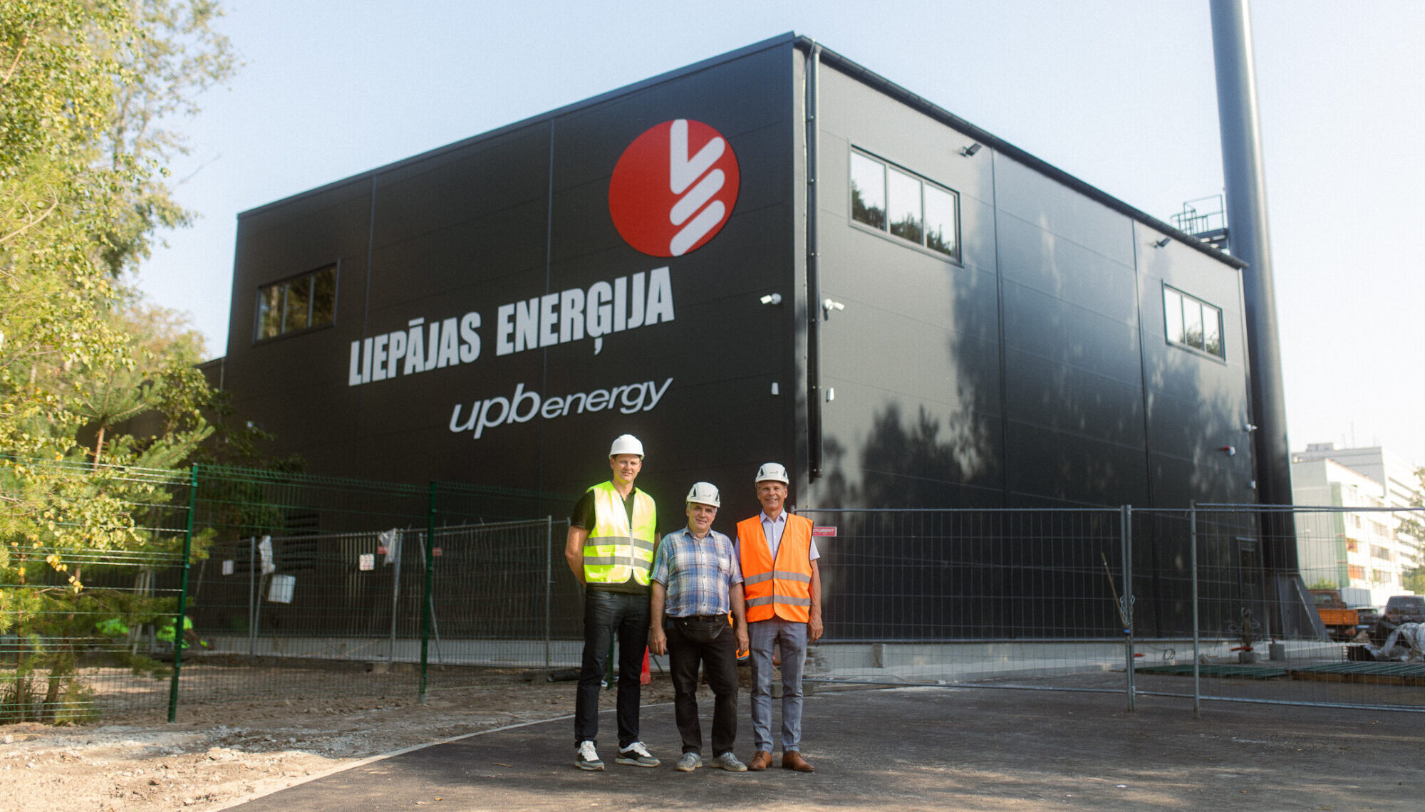 Jaunajā Liepājas šķeldas katlumājā pirmo reizi iekurina krāsni