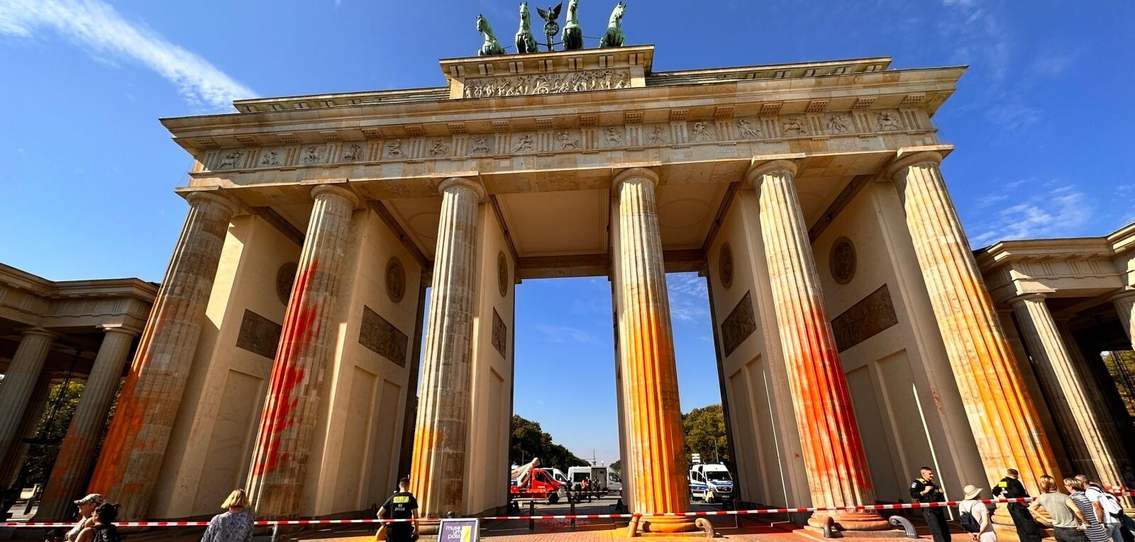 Klimata aktīvisti apķēpājuši Brandenburgas vārtus ar oranžu krāsu