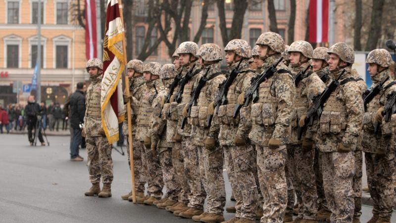Daļai karavīru palielinās aktīvā militārā dienesta pildīšanas maksimālo vecumu