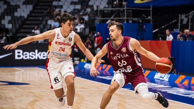 Latvijas basketbolisti uzvar Spāniju un turpina cīņu par ceturtdaļfinālu