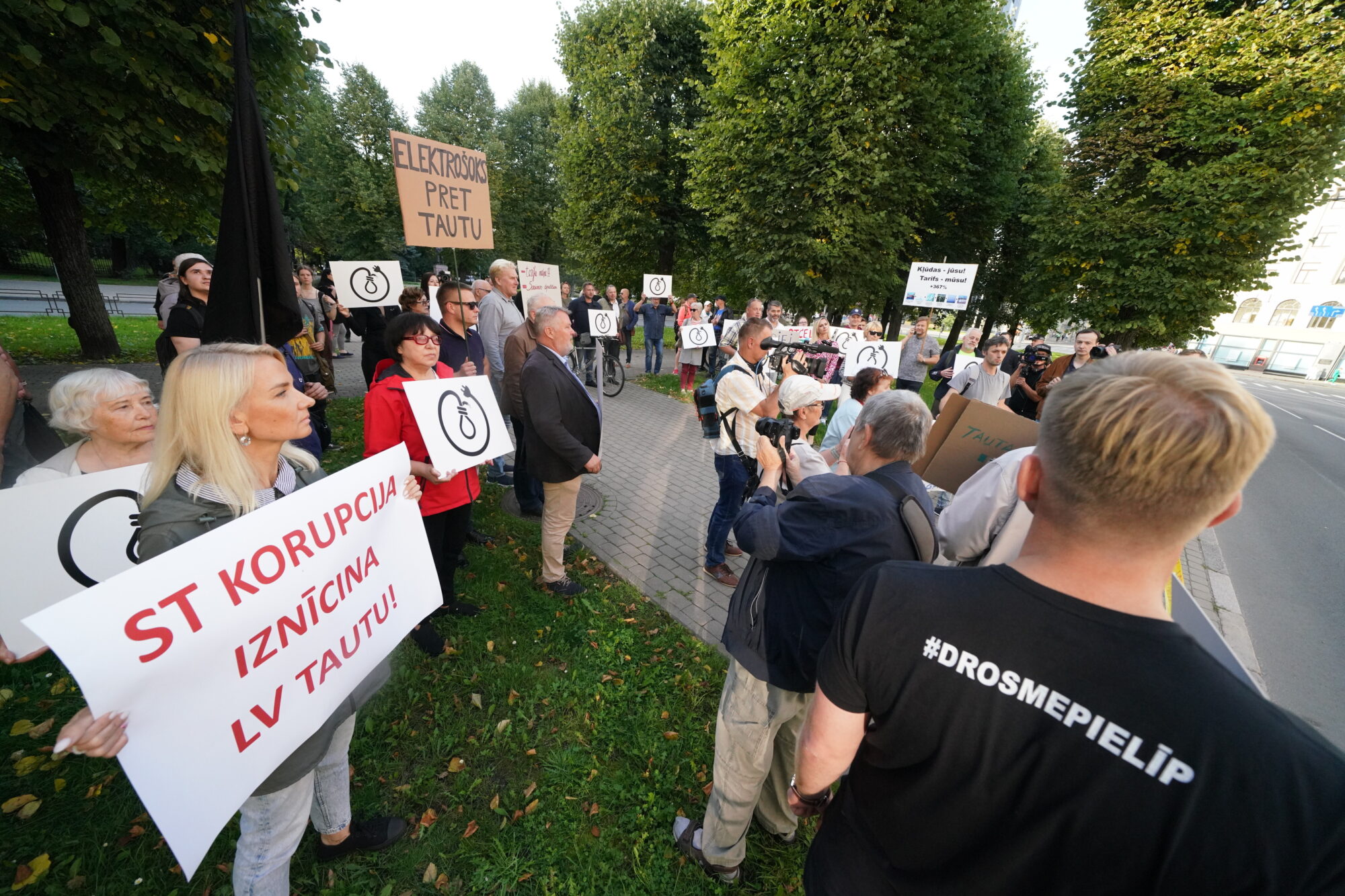 Aptuveni 40 cilvēki pie Ministru kabineta ēkas protestē pret “Sadales tīkla” tarifu straujo kāpumu