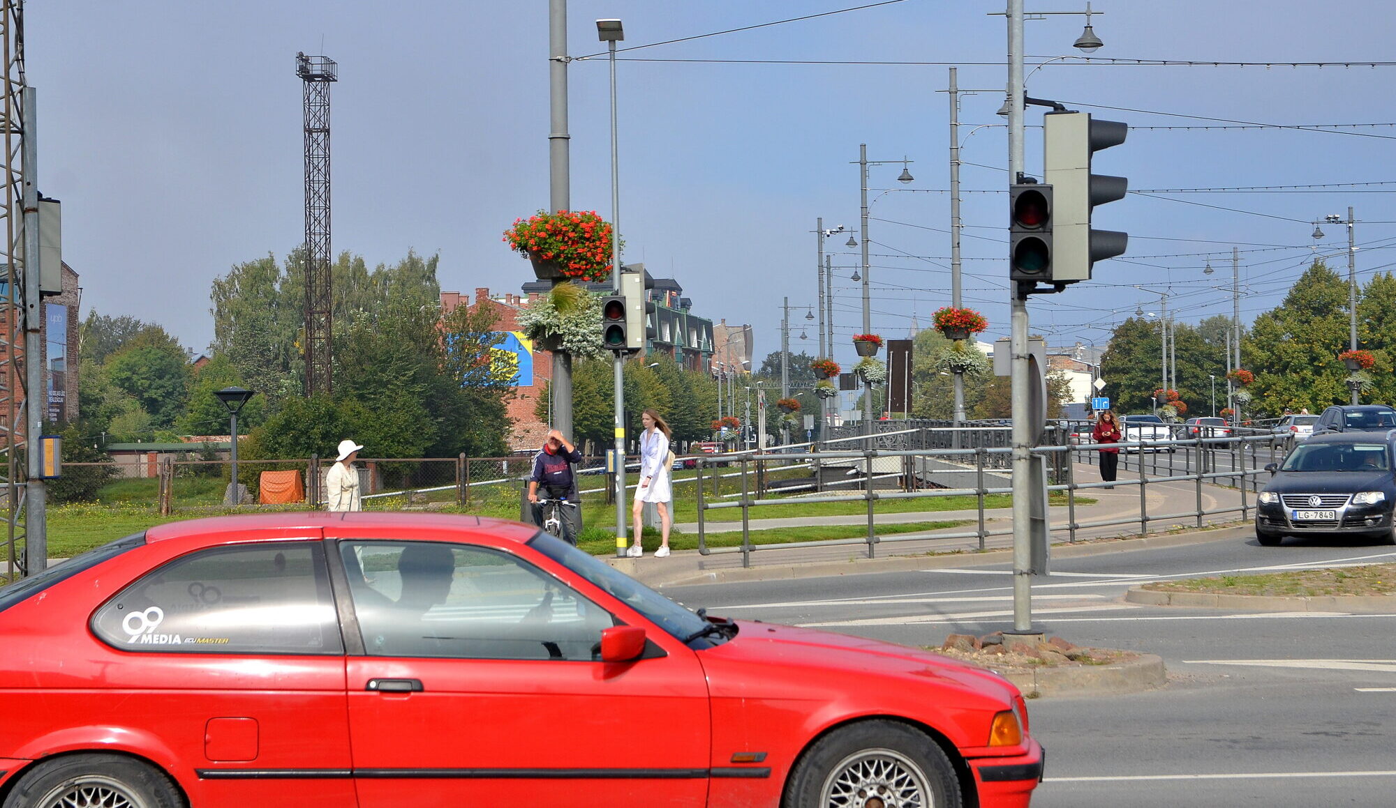 Pie Tramvaja tilta nedarbojās luksofori. Traucējumi novērsti