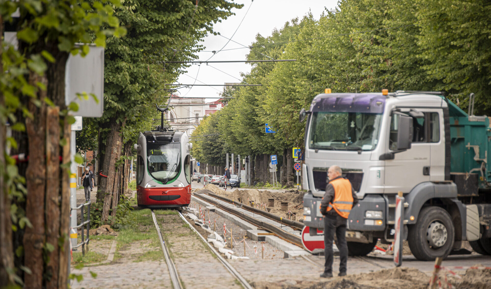 Jaunliepājā vienu krustojumu atver satiksmei, divus slēdz