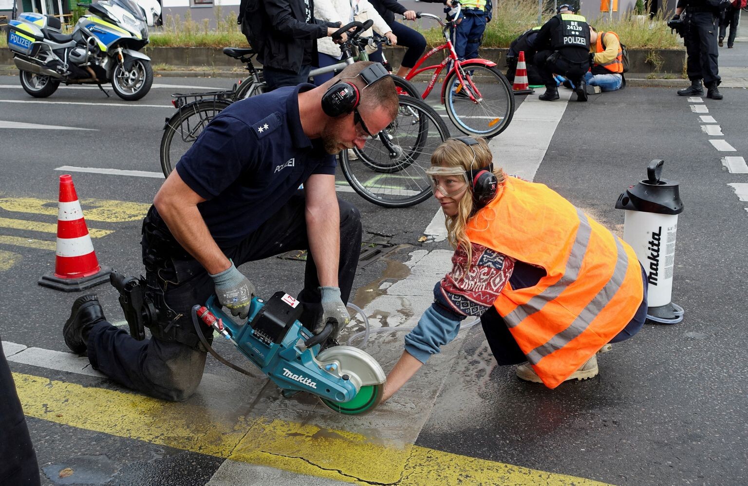 Saistībā ar klimata aktīvistu protestiem Berlīnes policija izvirzījusi 158 kriminālapsūdzības